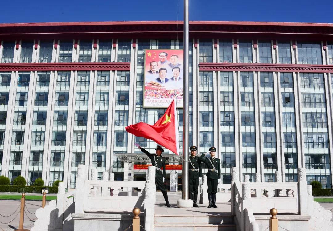 昌都市举行升国旗仪式庆祝西藏百万农奴解放纪念日(图2)